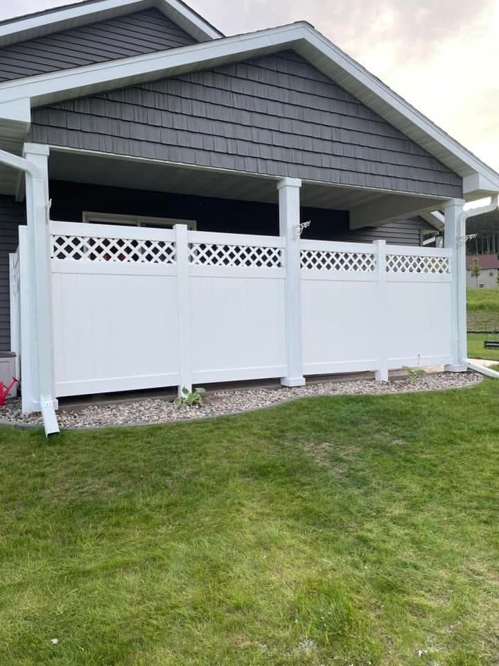 White vinyl privacy fence with lattice top